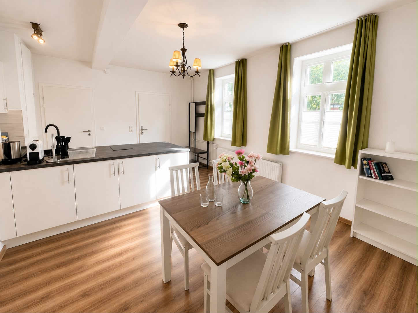 Wohnraum mit Kamin und originalen Deckenbalken