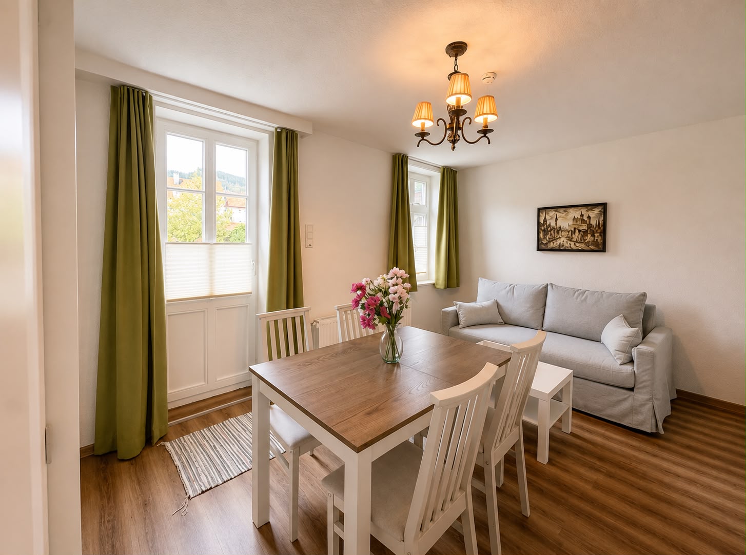 Wohnraum mit Kamin und originalen Deckenbalken