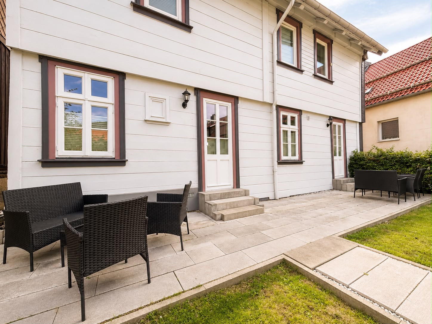 Wohnraum mit Kamin und originalen Deckenbalken